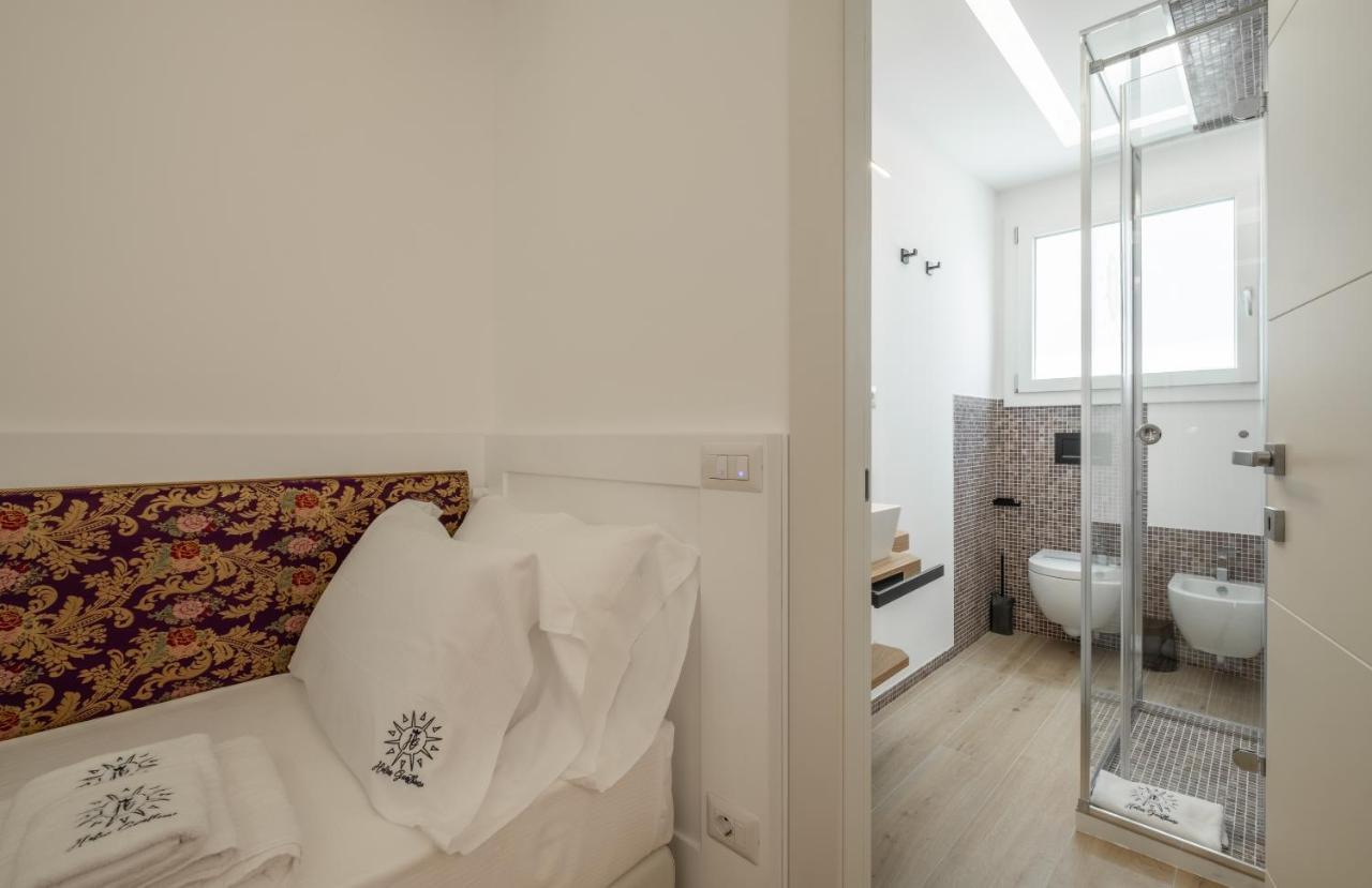 Helios Guest House Кальярі Екстер'єр фото